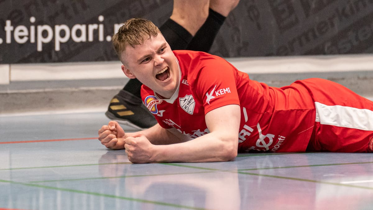 Futsal-pelaaja Taneli Kohonen pitää käsiään nyrkissä mahallaan pelikentällä.
