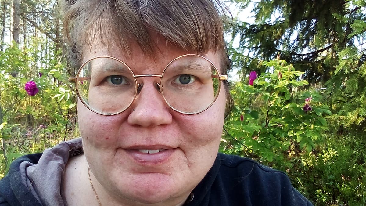 Lähikuvassa luonnon keskellä kuvattu Maria Ronkainen katsoo suoraan kameraan.