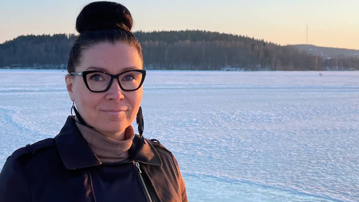 Kirsi Kellokangas järven jäällä.