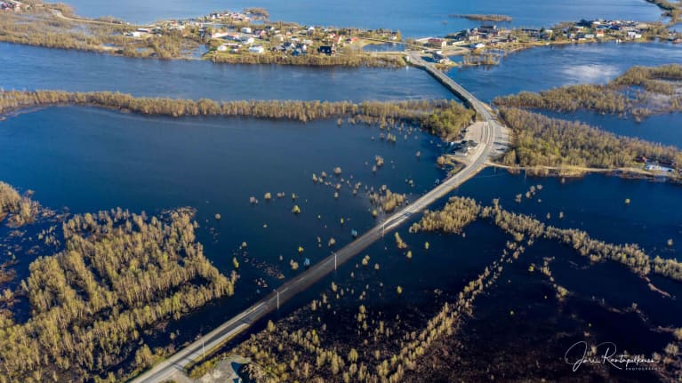 Veden alle jäänyt tienpätkä Enontekiön Karesuvannossa.