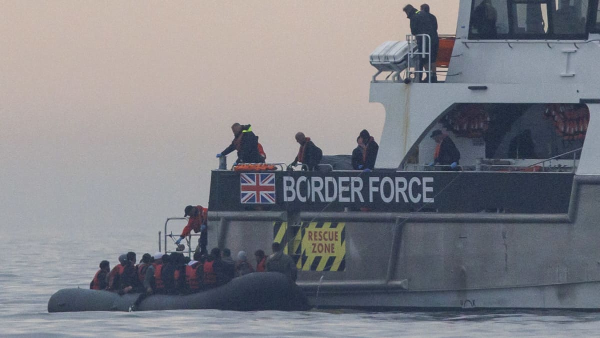 En brittisk gränspatrull bärgar flyktingar i en gummibåt i Engelska kanalen 