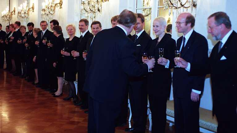 Presidentti Martti Ahtisaari, ministerit Suvi-Anne Siimes ja  Kimmo Sasi sekä oikeuskansleri Paavo Nikula kohottavat maljoja.