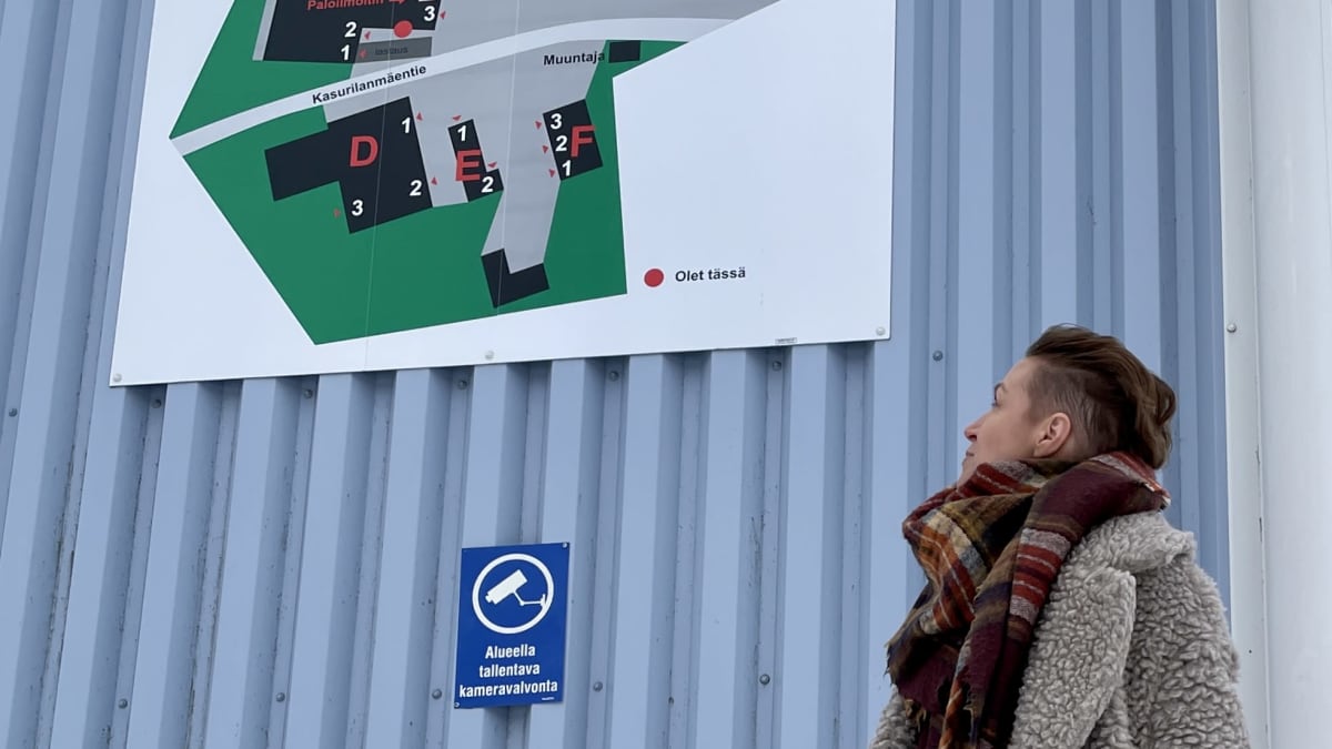 Nainen katsoo suurta opastetaulua.