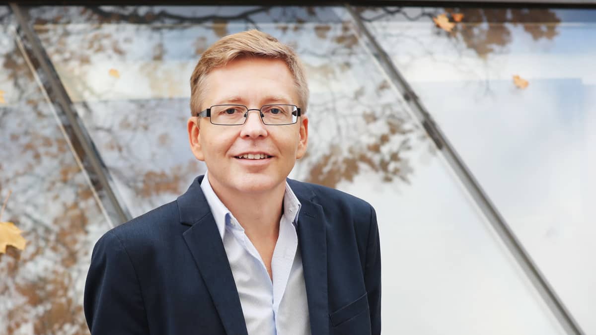 Helsingin yliopiston professori Antti Kauppinen kuvattuna ulkona syksyllä.