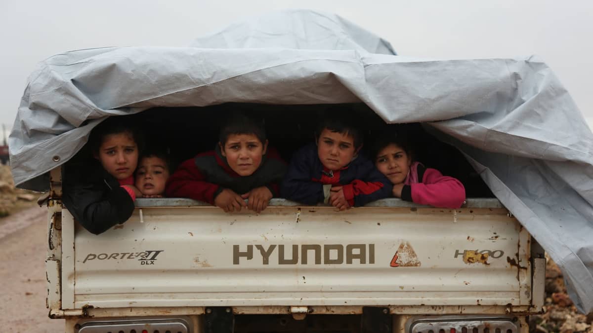 Syyrialaislapsia kuljettava auto matkasi 28. joulukuuta pois levottomuuksien keskelle joutuneesta Maarat al-Numanin kaupungista.
