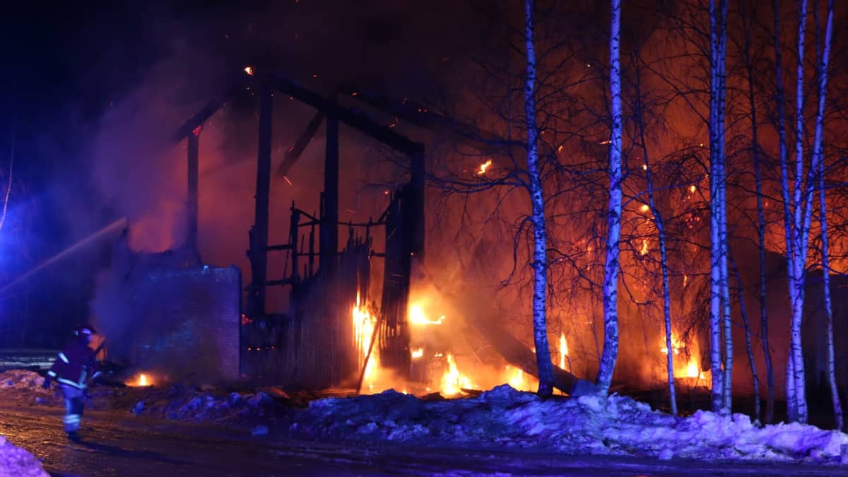 Tulipalo riehui yöllä Oulun Martinniemessä. 