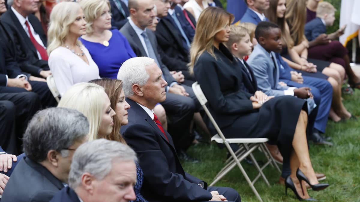 Ihmiset seurasivat Trumpin korkeimman oikeuden tuomariehdokkaan julkistamisseremoniaa Valkoisessa talossa viime lauantaina.