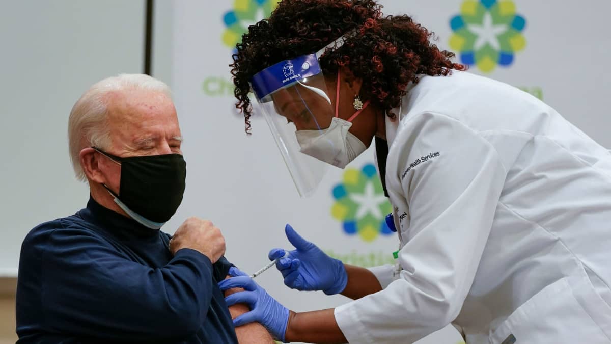 Yhdysvaltain tuleva presidentti Joe Biden saa ensimmäisen koronarokoteannoksensa.
