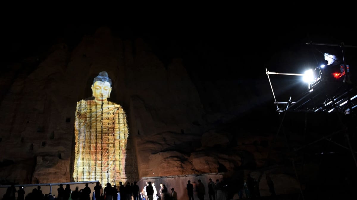 Lähes 60 metriä korkea 3D-Buddha loisti tiistai-iltana Bamiyanin laaksossa Afganistanissa.