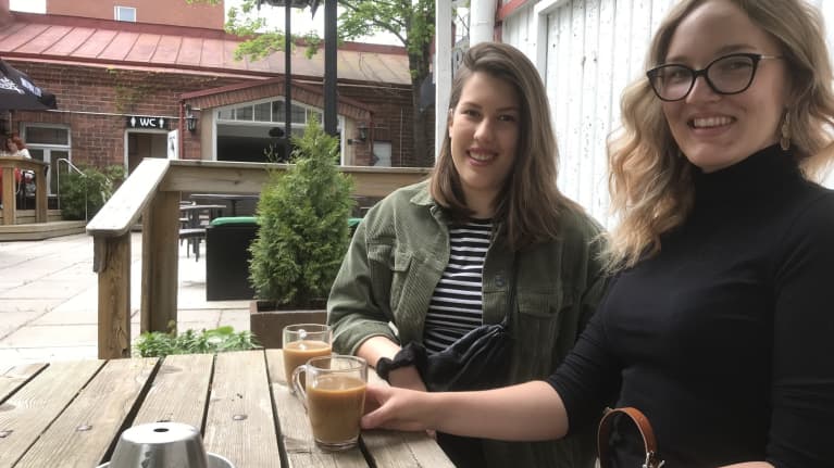 Alina Diaz ja Enni Helenius Riihimäellä Juomahuone Laitisen terassilla kahvilla.