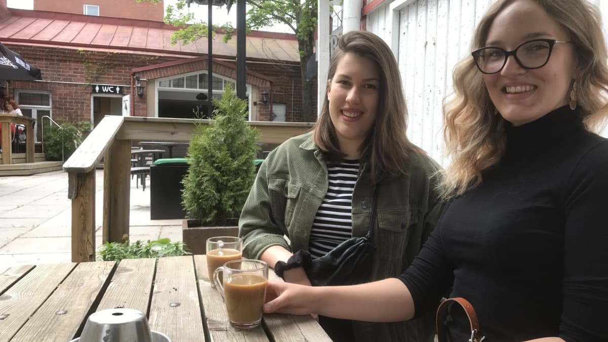 Alina Diaz ja Enni Helenius Riihimäellä Juomahuone Laitisen terassilla kahvilla.