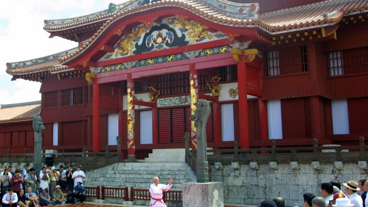Karate-esitys Shurin linnan edustalla vuonna 2003.