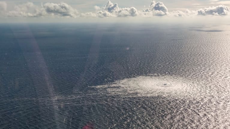 Nord Stream -kaasuputkesta purkautuva kaasu näkyy Itämeren pinnalla Bornholmin saaren lähellä.