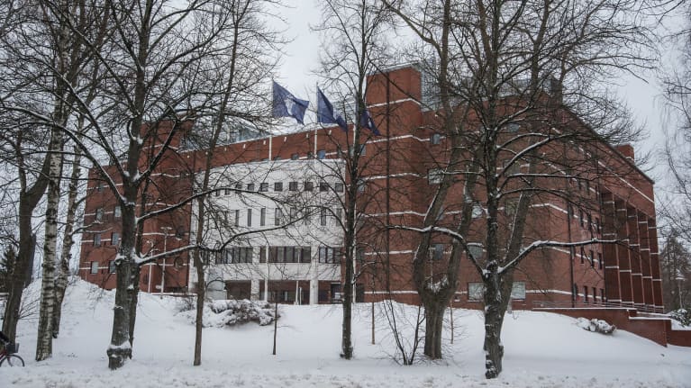 Liput liehuvat Kuopion oikeus- ja poliisitalon edustalla Kuopiossa.