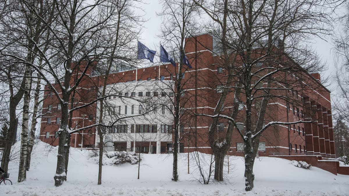 Liput liehuvat Kuopion oikeus- ja poliisitalon edustalla Kuopiossa.