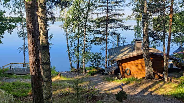 Rantasauna tyynen järven ääressä.