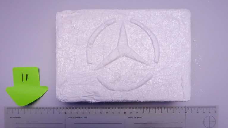 Kokaiinia, johon on painettu Mercedes Benz -logo.