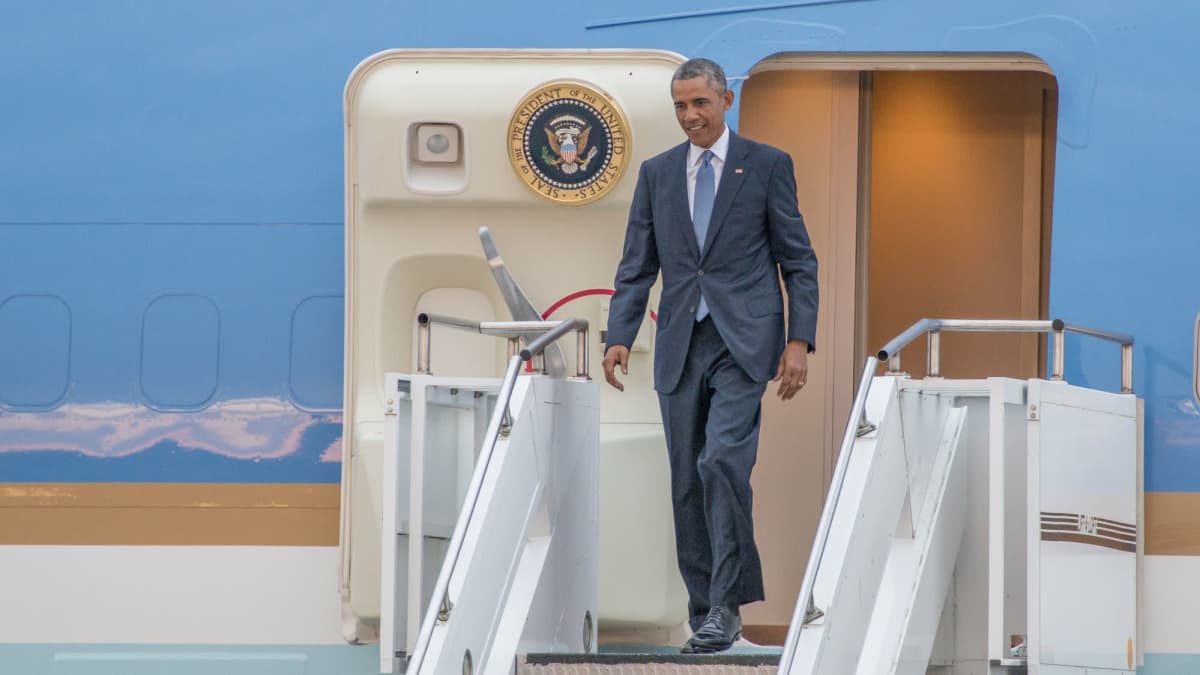 Presidentti Barack Obama astuu ulos Air Force One lentokoneesta.