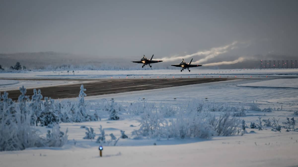 Hornet-hävittäjäpari.