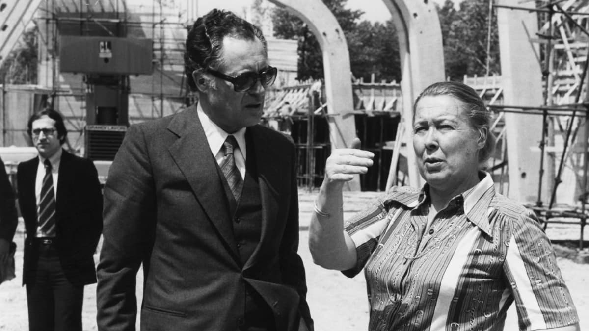 Elissa Aalto vierailulla Riolan kirkon rakennustyömaalla Italiassa. Valokuva Alvar Aalto -säätiö.