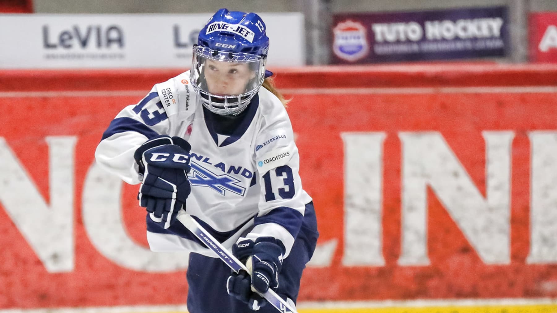 Ringettemaajoukkueen varakapteeni Katariina Kurikko syöttää renkaan eteenpäin.