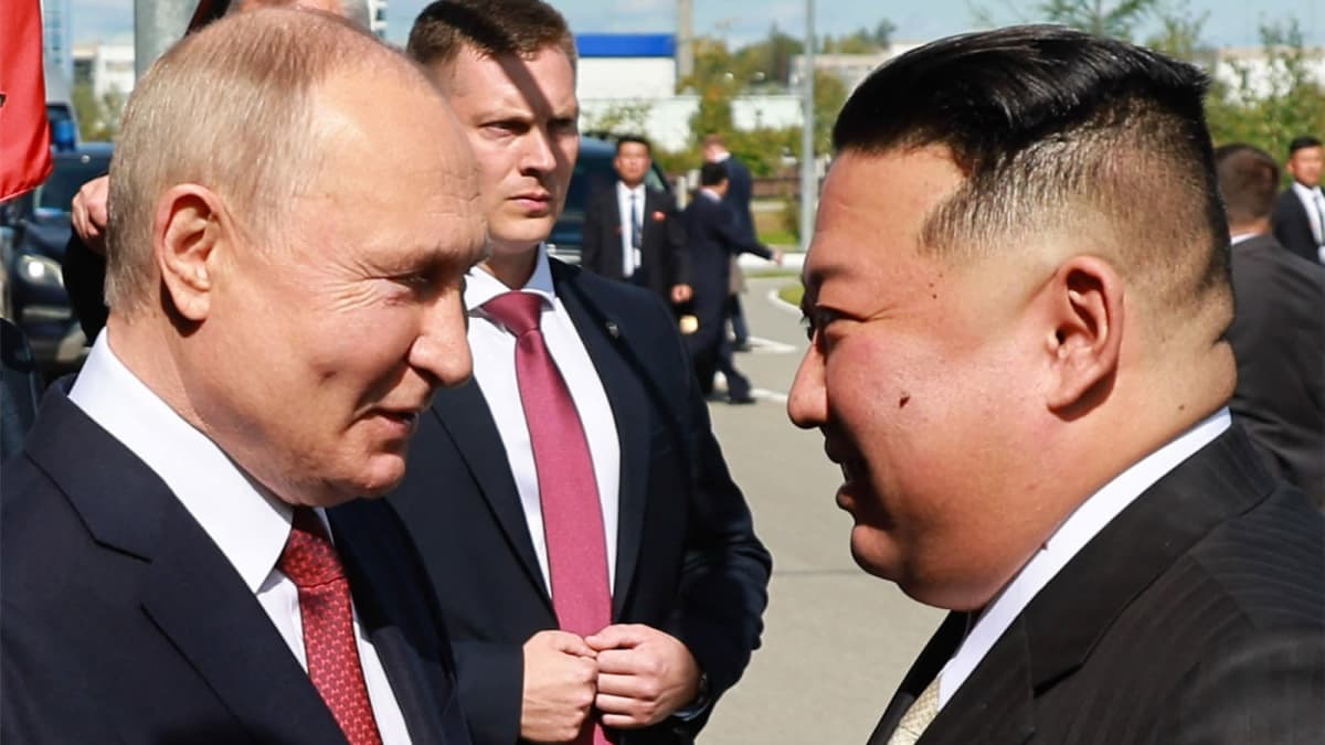 Vladimir Putin ja Kim Jong-un katsovat toisiaan.