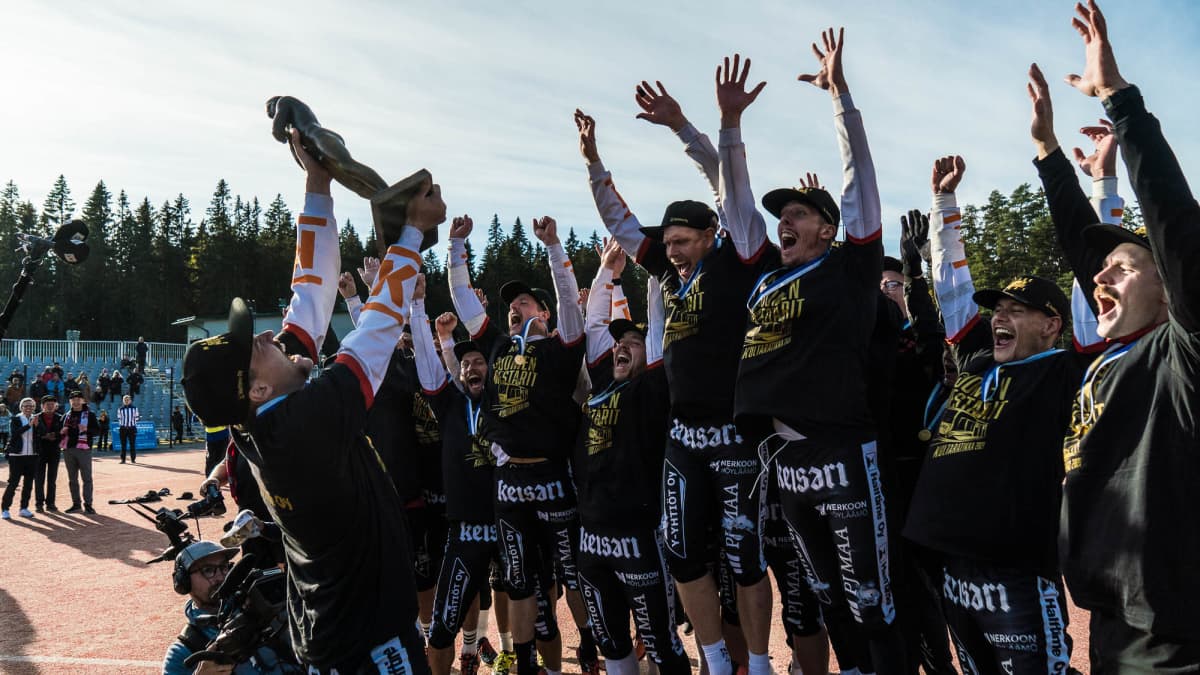 Manse PP:n mestaruusjuhlat alkoivat Kaupin pesäpallostadionin kentällä voittoisan viidennen finaalin jälkeen. Vastassa oli Kouvolan pallonlyöjät. 