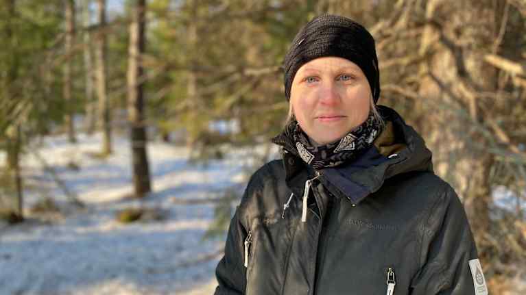 Kvinna i en skog. 