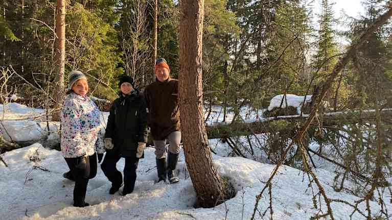 Tre personer i skogen. 