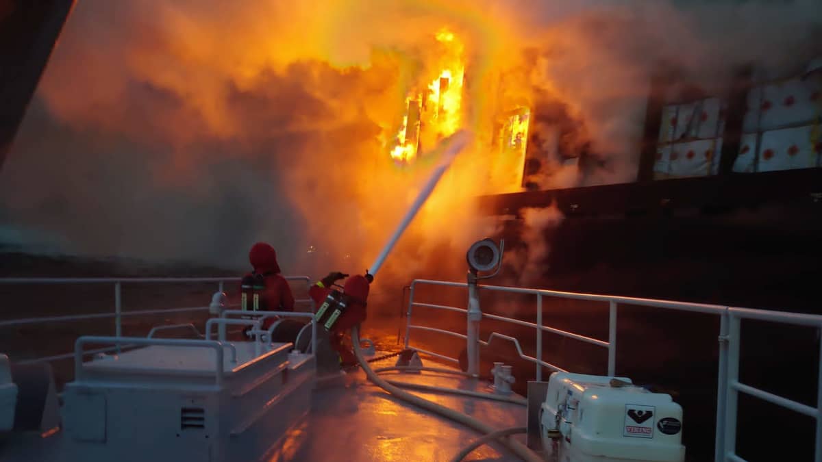 Ruotsin rannikkovartiosto sammuttamassa rahtialus Almirante Stornilla syttynyttä tulipaloa. 