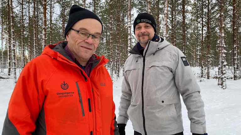Två män i en skog. 
