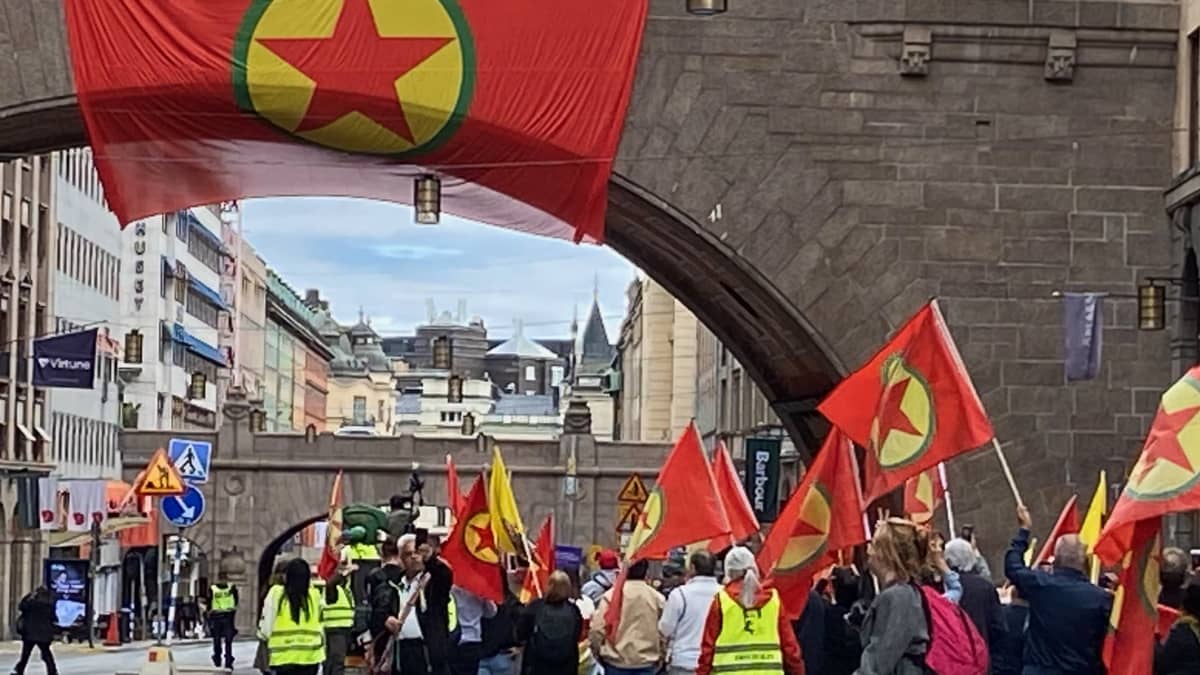 Ruotsin Nato-jäsenyyttä vastustavia mielenosoittajia heiluttamassa PKK:n lippuja Tukholmassa.