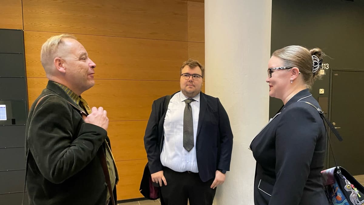 Joni Siikavirta, Ville Mustila ja Antonina Paasikivi käräjäoikeudessa.