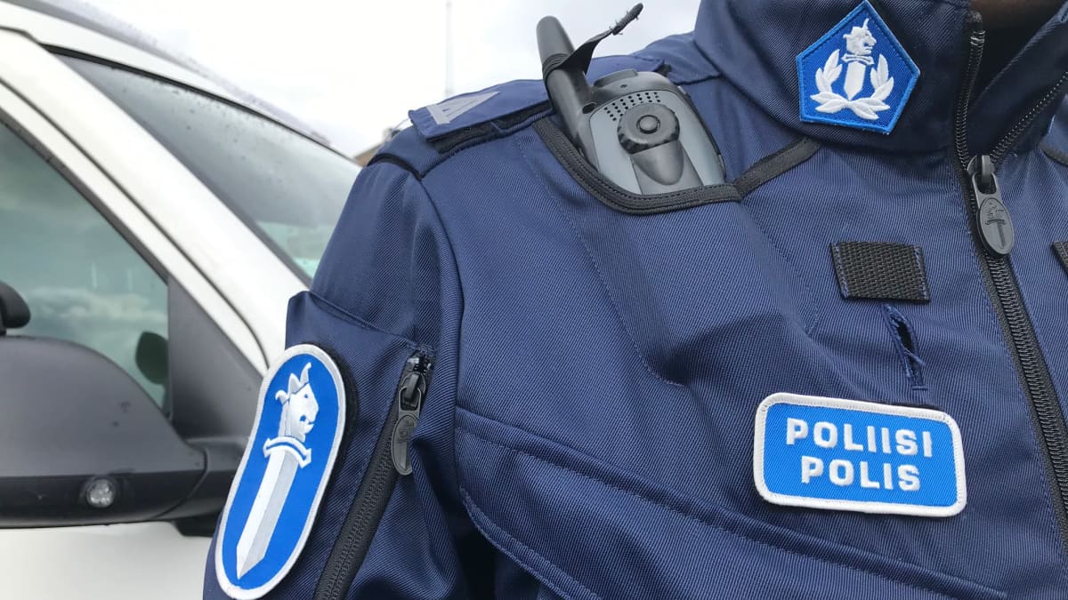 lähikuva poliisin virka-asusta
