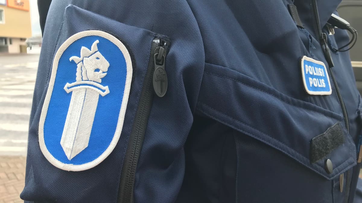 lähikuva poliisin virka-asusta