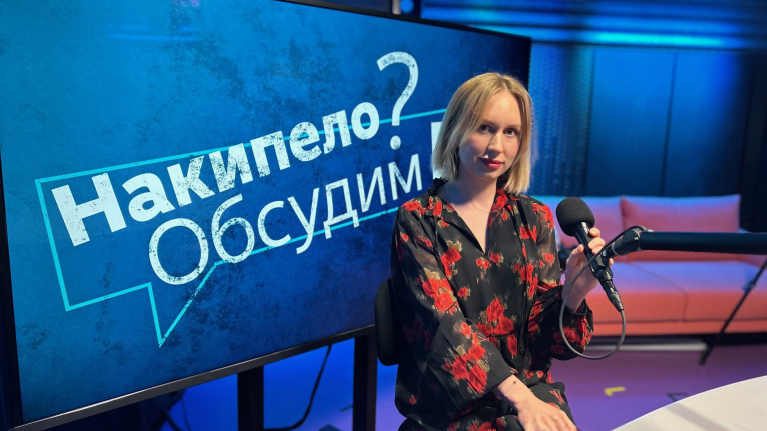 Kiehuuko yli-podcastin vieras Darja Aksenova studiossa.