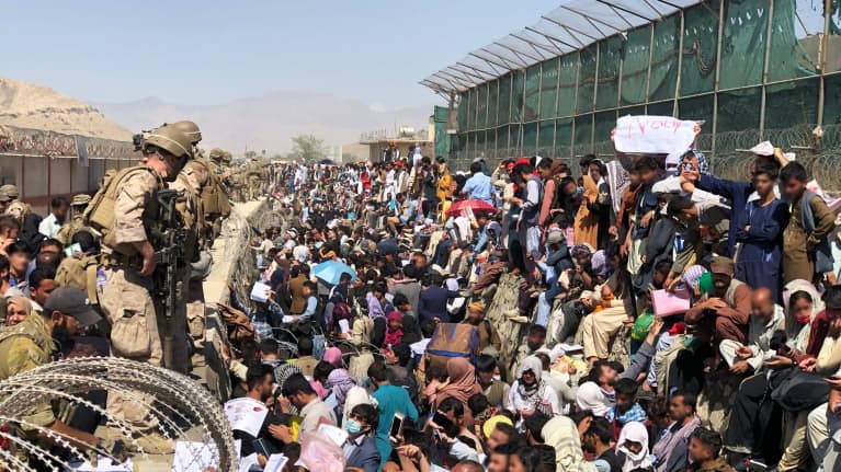 Kabulin lentokentällä evukuoidaan ihmisiä.