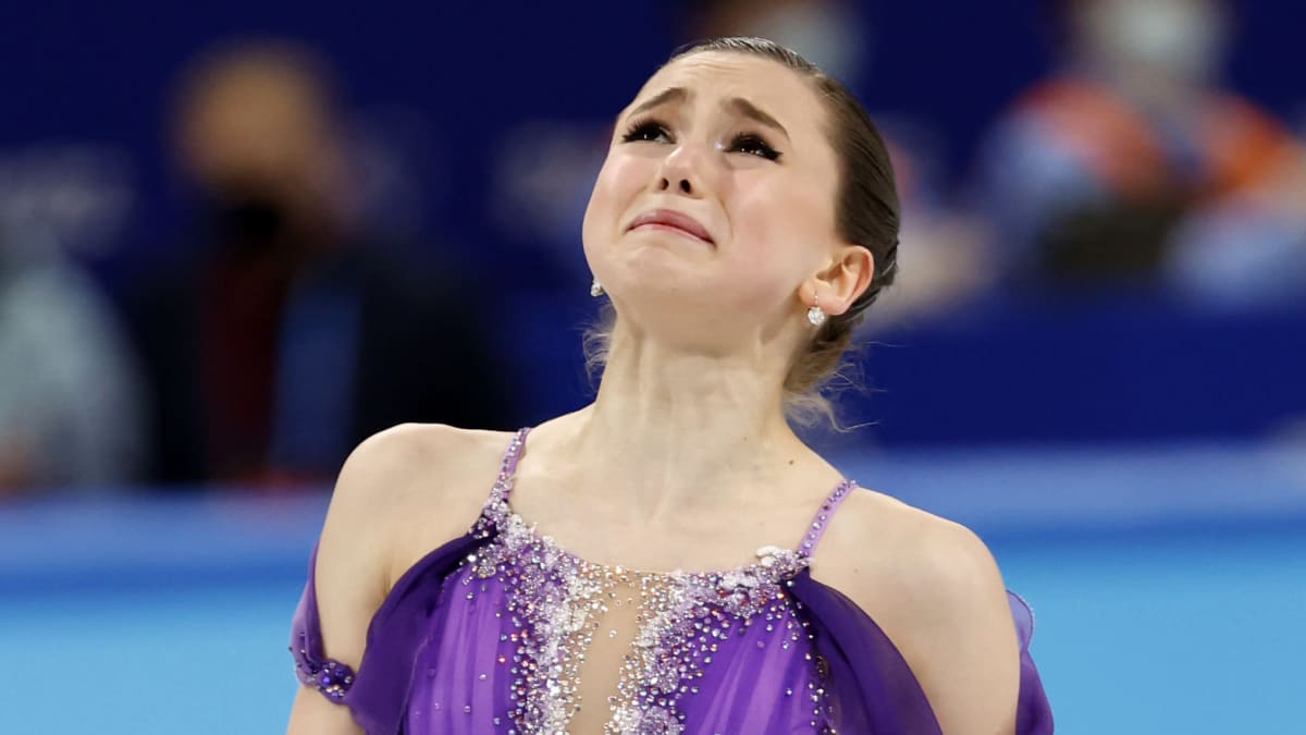 Kamila Valijeva tunteikkaana onnistuneen lyhytohjelman jälkeen Pekingin olympialaisissa.