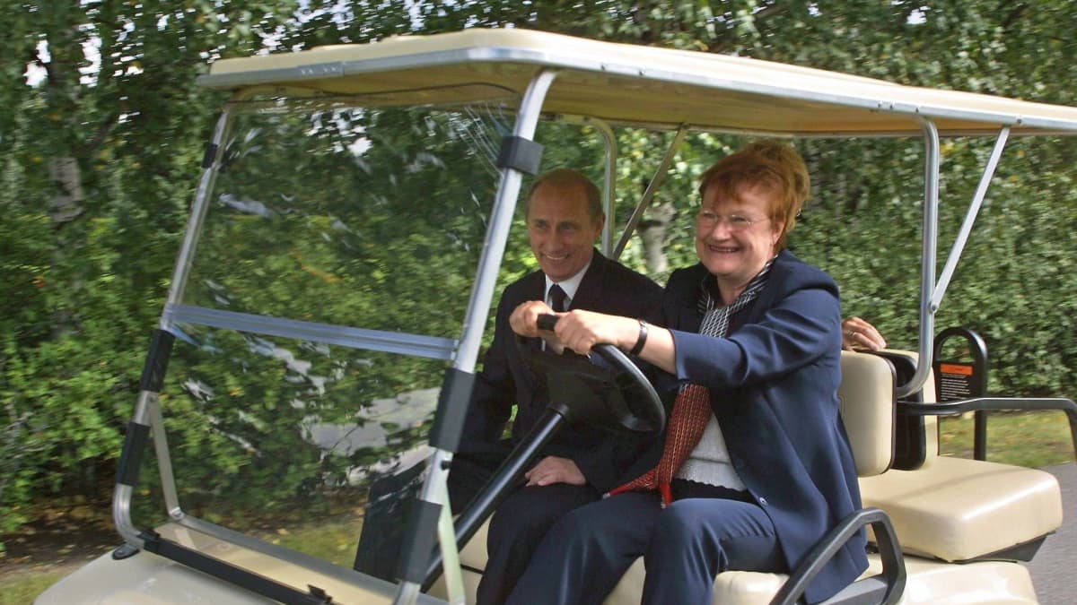 Presidentti Halonen ajaa golf-autoa.