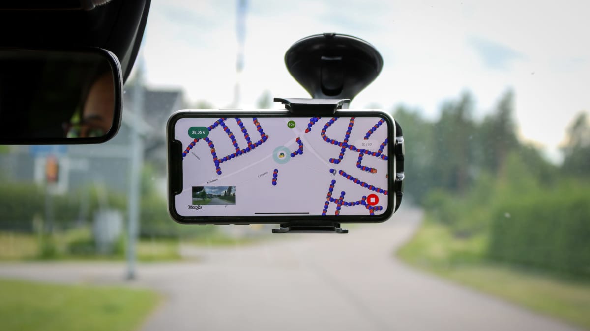 Kajaanin kaupunki haluaa tienkäyttäjiltä dataa tiestön kunnosta mobiilipelin avulla. Kuvassa puhelin on kiinni tuulilasissa ja näytölle on avattu Crowdsorsa-mobiilipeli.