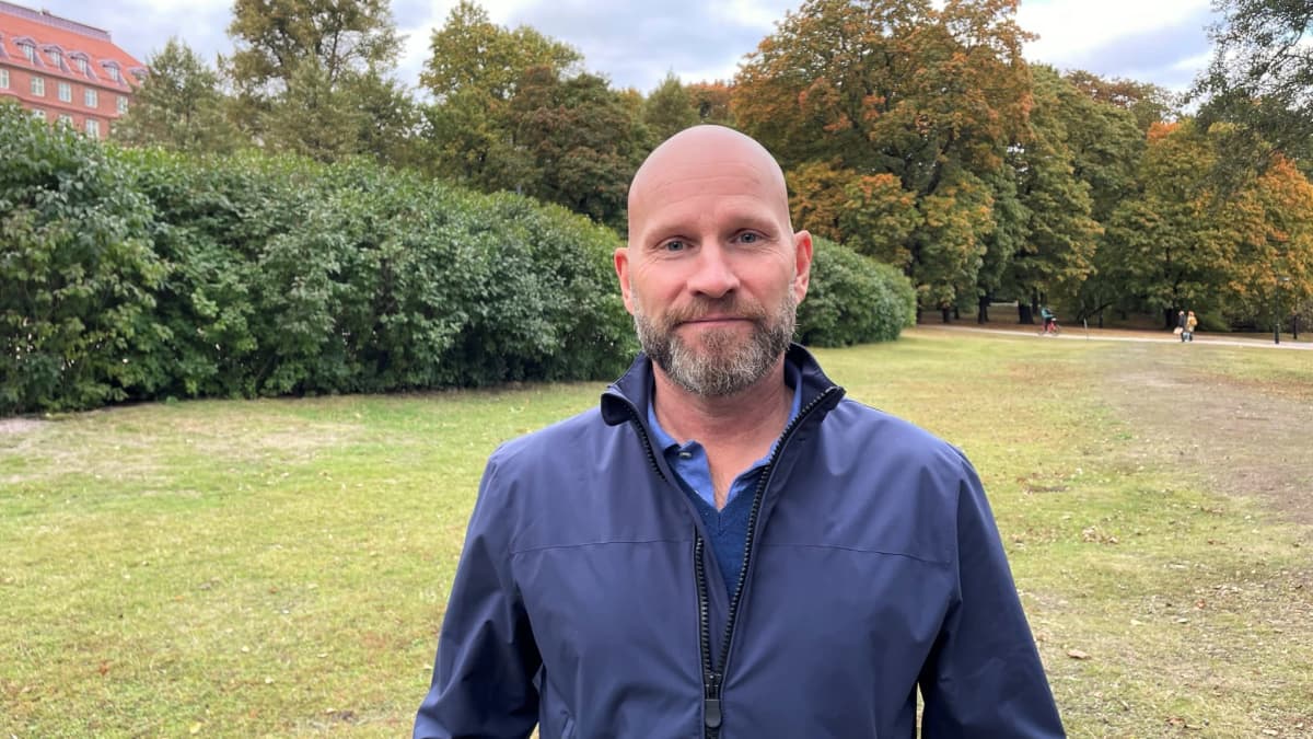 Henkilökuva unilääkäri Henri Tuomilehdosta Töölönlahdessa (21.9.2022).