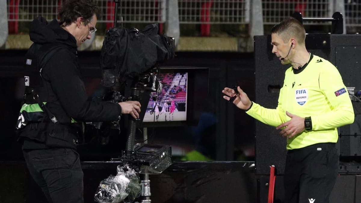 Mattias Gestranius katsoo VAR-ruutua Eurooppa-liigan ottelussa AZ Alkmaar vastaan LASK 20.02.2020.