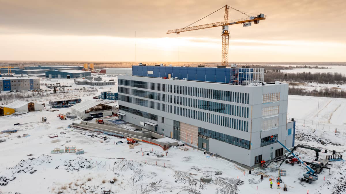 Fennovoiman hallintorakennus helmikuussa. Hanhikivi 1 -voimalaitoksen rakentamista tukevia toimintoja.