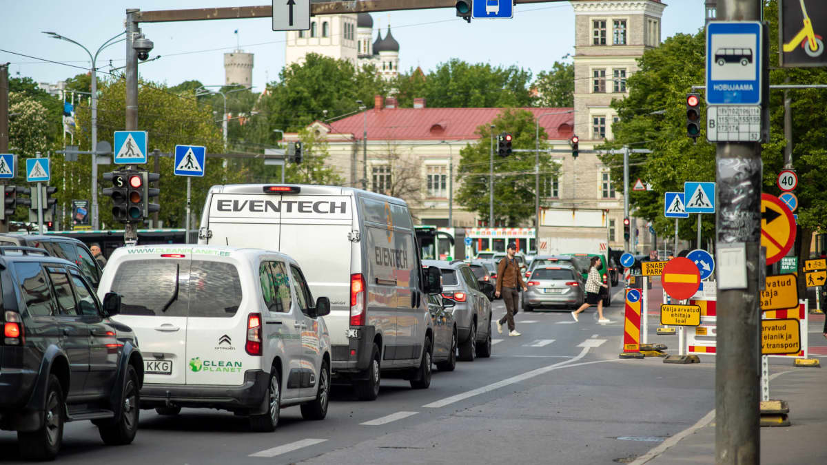 Liikenne seisoo ruuhkassa Tallinnassa.
