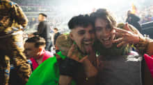 Käärjiä ja Slovenian edustaja Joker Out bändistä Bojan Cvjetićanin halaamassa ja näyttämässä kieltä kameralle, euroviisufinaalissa 2023