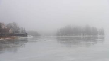 Sumuinen päivä Munkkiniemessä. Jäätä, vettä ja saaria sumussa. 