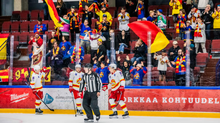 Helsingin Jokerit harjoitusottelussa. Kannattajat kannustavat taustalla.