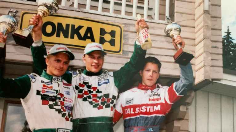 Erkkilä (kesk.) juhlii kartingin SM-kultaa vuonna 2000. Vasemmalla hopealle jäänyt Heikki Kovalainen. Erkkilällä ei ollut vaadittavia taloudellisia resursseja tavoitella F1-unelmaa.
