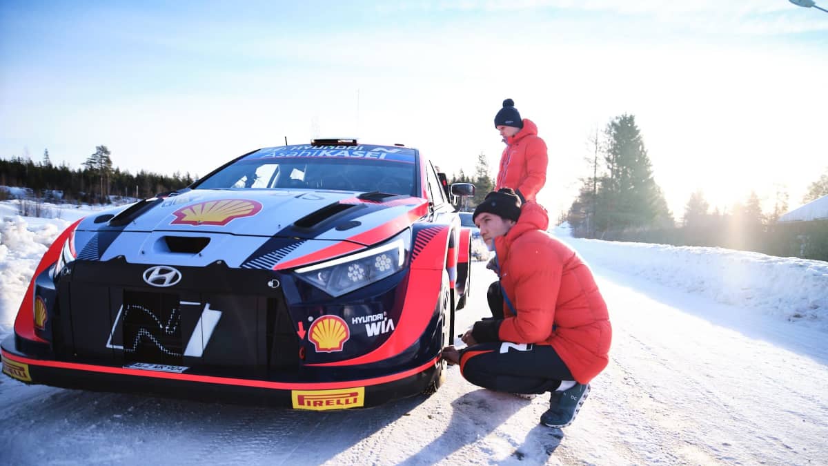 Martin Järveoja ja Ott Tänak tutkailevat Hyundain Rally1-autoaan.