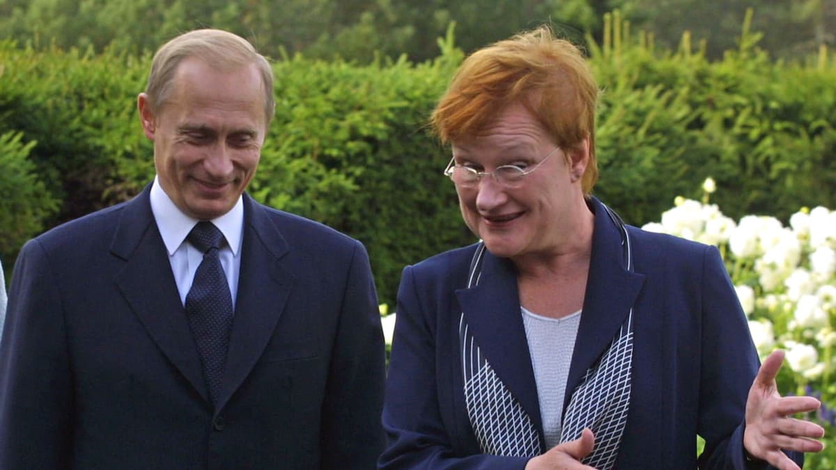 Presidentti Halonen ja presidentti Putin keskustelevat Kultarannassa.